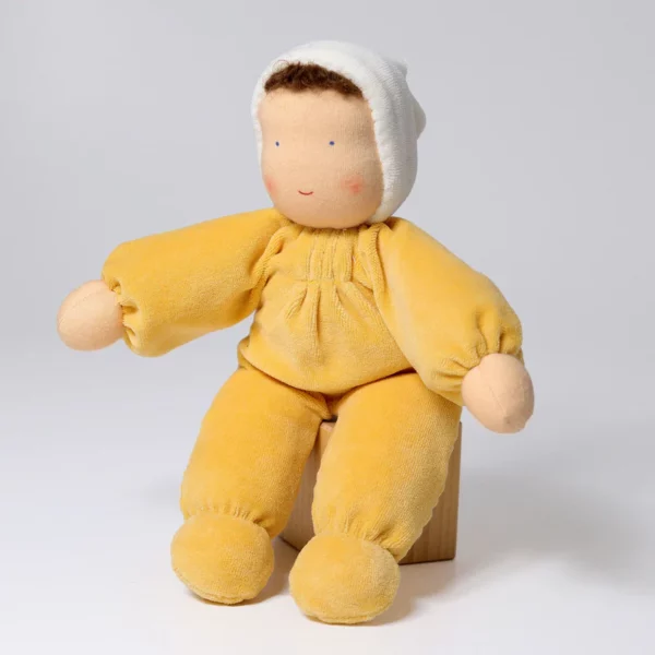 Stoffpuppe in sonnengelber Kleidung